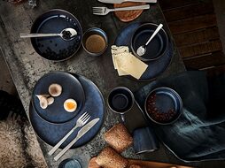 aida raw midnight blue servies tafel sfeer