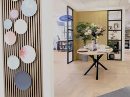 Showroom voor met tafel (2024_08_29 15_37_54 UTC)